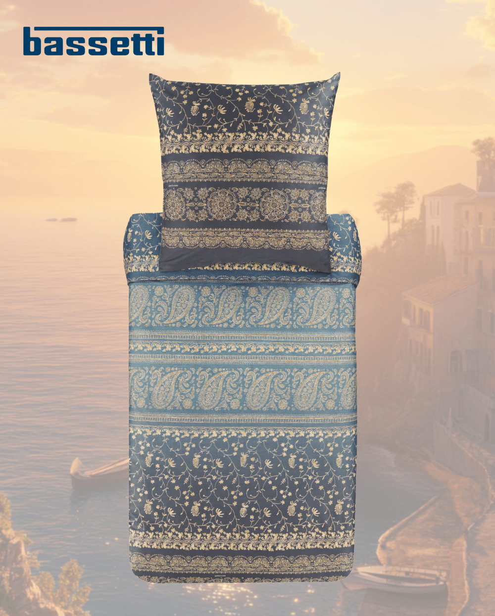 Ein Kopfkissen und eine Bettdecke bezogen mit eleganter Mako-Satin Bettwaesche von bassetti mit einem Paisleymuster in der Farbe Gold-Blau. Modell Brenta G1