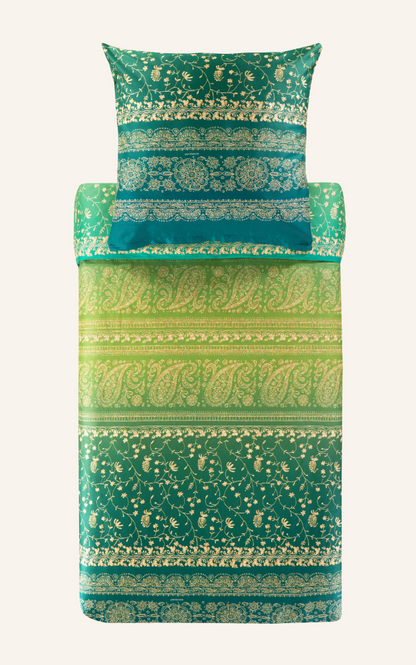 Ein Kopfkissen und eine Bettdecke bezogen mit eleganter Mako-Satin Bettwaesche von bassetti mit einem Paisleymuster in der Farbe Gruen. Modell Brenta V1.