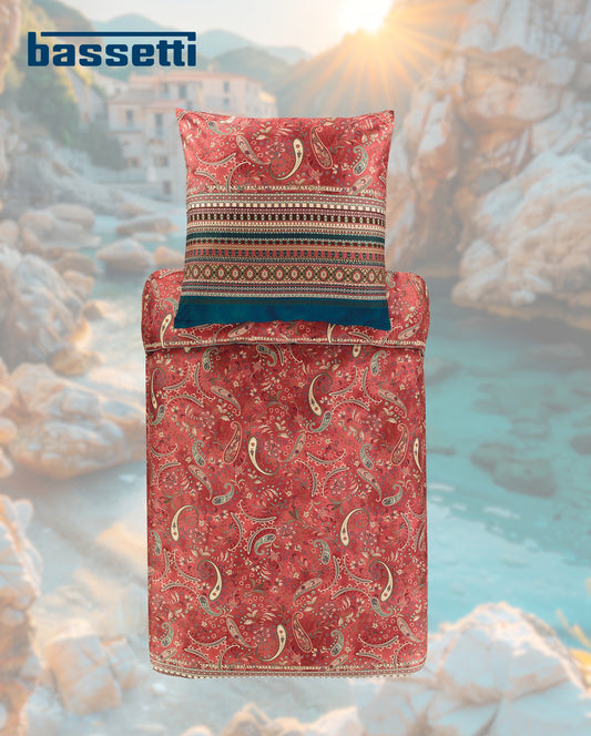 Ein Kopfkissen und eine Bettdecke bezogen mit eleganter Mako-Satin Bettwaesche von bassetti mit einem Paisleymuster in der Farbe Bordeaux. Modell Burano R2.