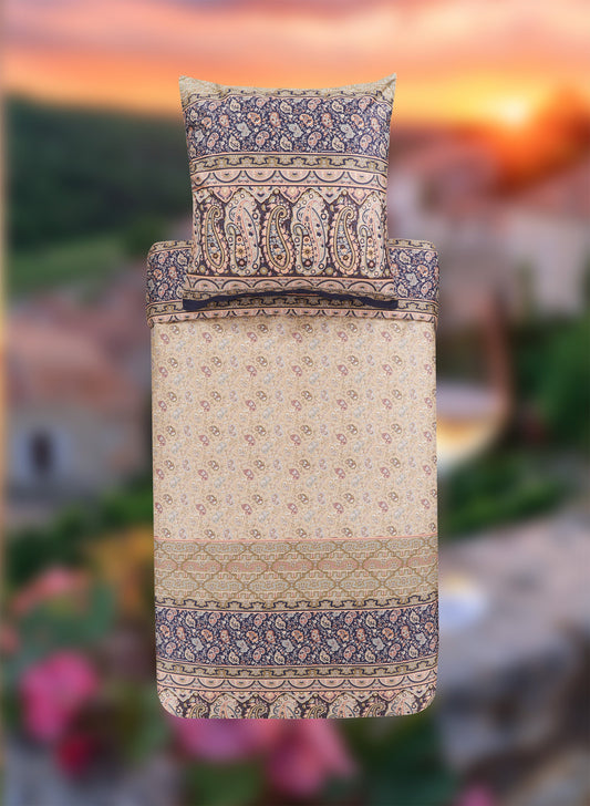Ein Kopfkissen und eine Bettdecke bezogen mit eleganter Mako-Satin Bettwaesche von bassetti mit einem Paisleymuster in der Farbe Beige. Modell Imperia 41