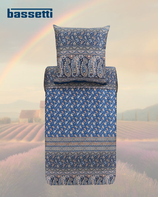 Ein Kopfkissen und eine Bettdecke bezogen mit eleganter Mako-Satin Bettwaesche von bassetti mit einem Paisleymuster in der Farbe Blau . Modell Imperia B1