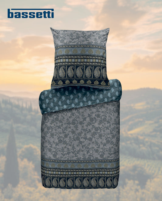 Ein Kopfkissen und eine Bettdecke bezogen mit eleganter Mako-Satin Bettwaesche von bassetti mit einem Paisleymuster in der Farbe Blau. Modell Mantova B2