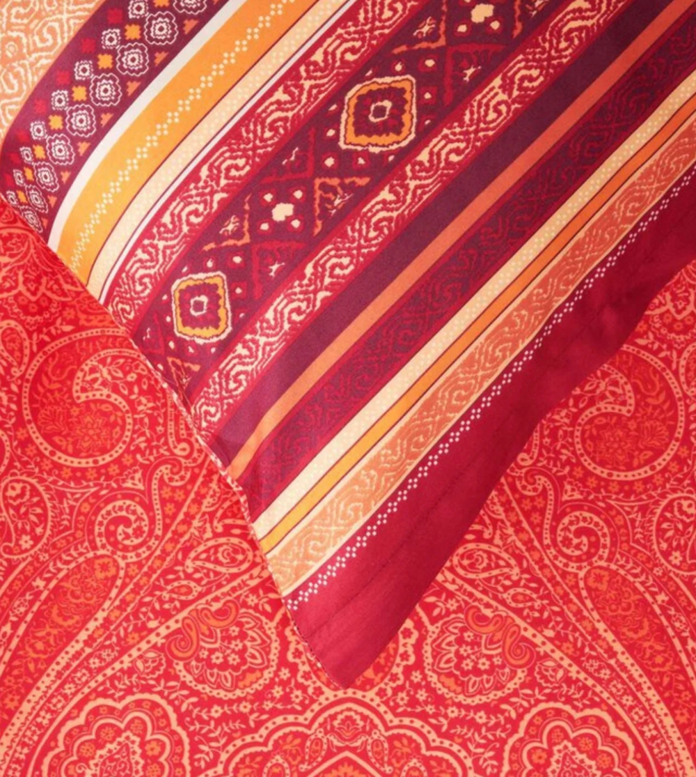 Detaildarstellung des Paisleymuster auf der roten bassetti Bettwaesche Maser R1.