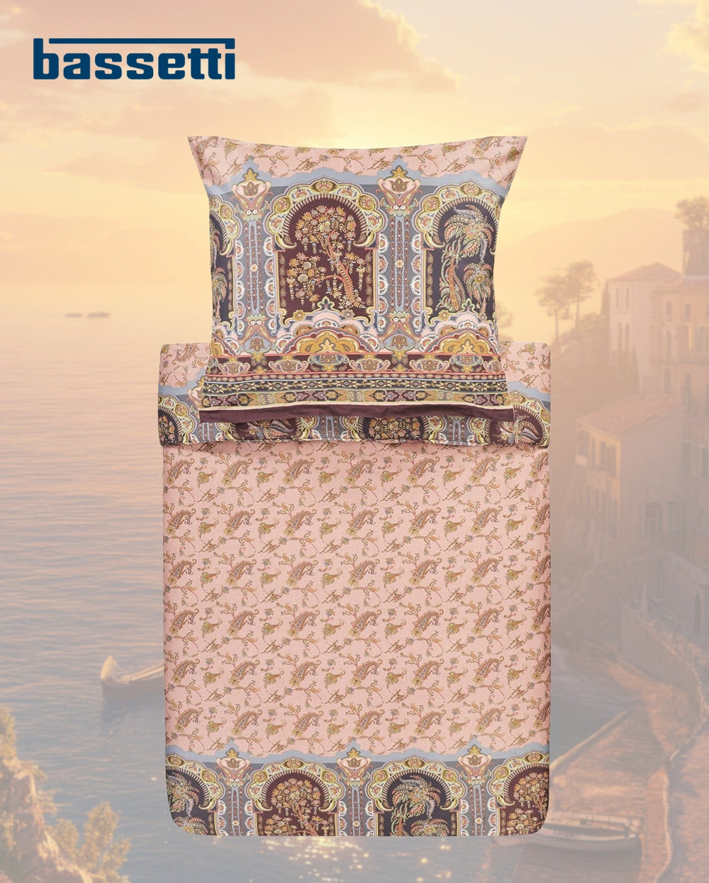 Ein Kopfkissen und eine Bettdecke bezogen mit eleganter Mako-Satin Bettwaesche von bassetti mit einem Paisleymuster in der Farbe Braun. Modell Piazza Dei Normanni P1.