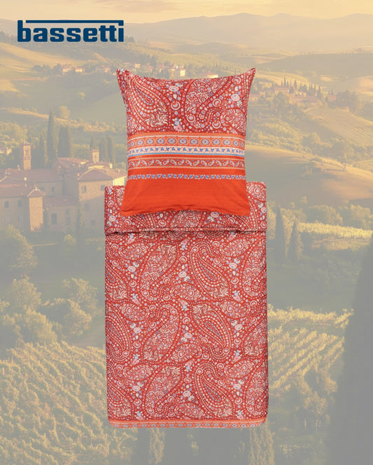 Ein Kopfkissen und eine Bettdecke bezogen mit eleganter Mako-Satin Bettwaesche von bassetti mit einem Paisleymuster in der Farbe Rot. Modell Piazza Di Spagna G1.