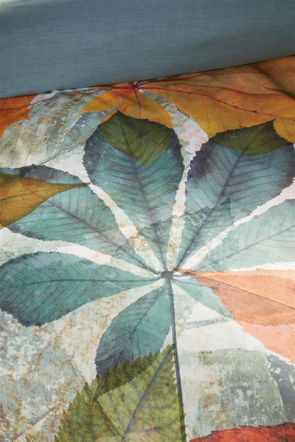 Detaildarstellung des Musters auf der beddinghouse Bettwaesche Modell Autumn Multi.