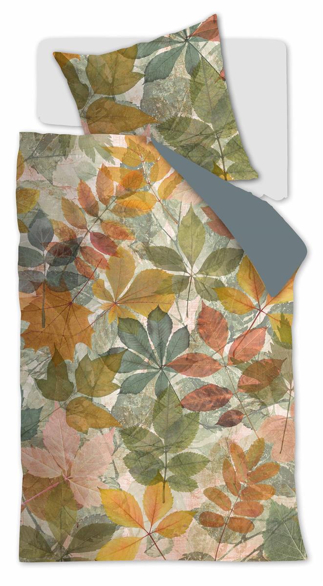 Ein Kopfkissen und einer Bettdecke bezogen mit kuscheliger Mako-Satin Bettwaesche aus 100 Prozent Baumwolle von beddinghouse einem Muster aus Blaettern in der Farbe Mehrfarbig. Modell Autumn Multi.
