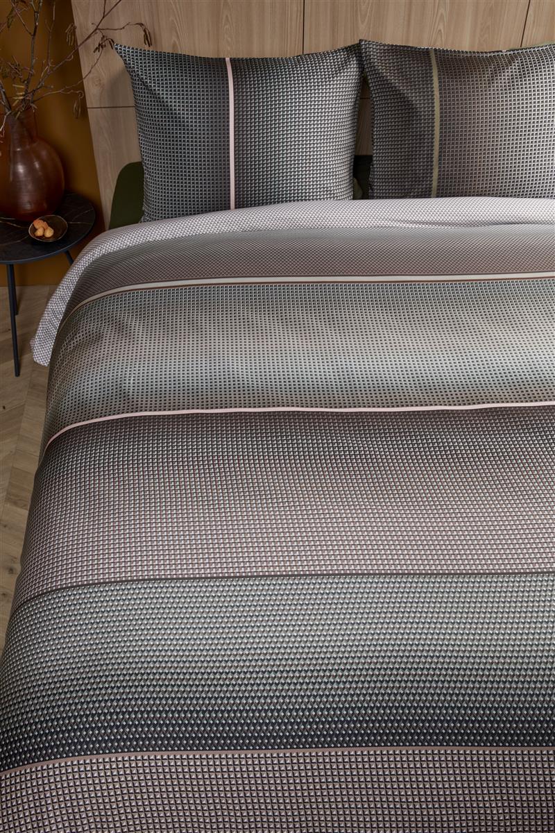 Zwei Kopfkissen und eine Bettdecke bezogen mit kuscheliger Mako-Satin Bettwaesche von beddinghouse mit einem gestreiftem Muster in der Farbe Grau. Modell Charlotsville.