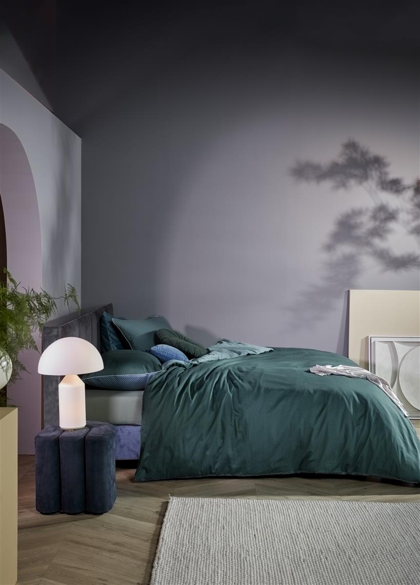 Mehrere Kopfkissen und eine Bettdecke bezogen mit kuscheliger Mako-Satin Bettwaesche von beddinghouse in der Farbe Blau. Modell Richmond Blau Gruen.