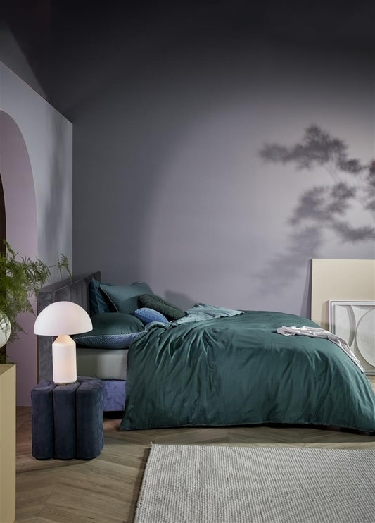 Mehrere Kopfkissen und eine Bettdecke bezogen mit kuscheliger Mako-Satin Bettwaesche von beddinghouse in der Farbe Blau. Modell Richmond Blau Gruen.