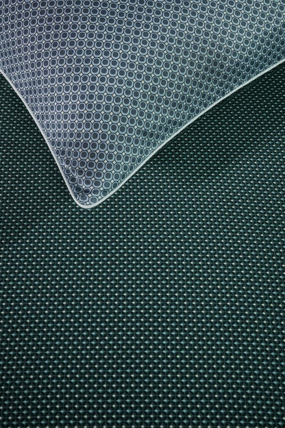 Detaildarstellung des Musters auf der beddinghouse Bettwaesche Modell Richmond Blau Gruen.