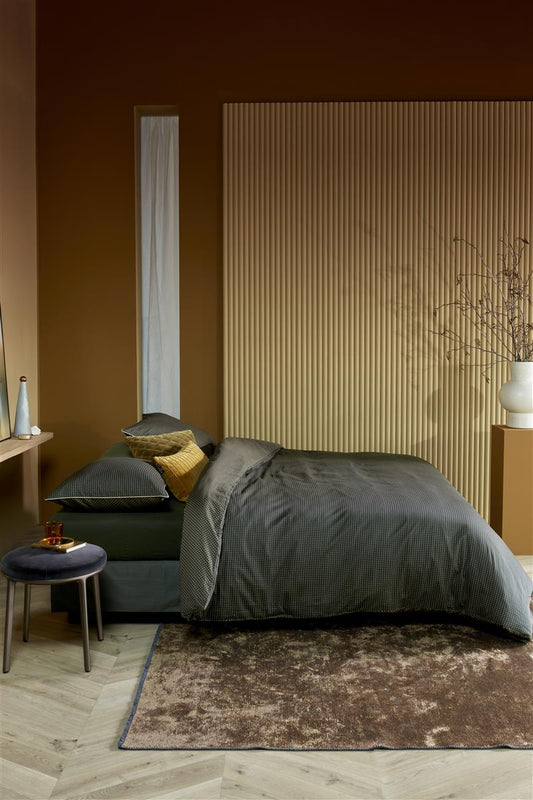 Mehrere Kopfkissen und eine Bettdecke bezogen mit kuscheliger Mako-Satin Bettwaesche von beddinghouse in der Farbe Dunkelgruen. Modell Richmond Dunkelgruen.