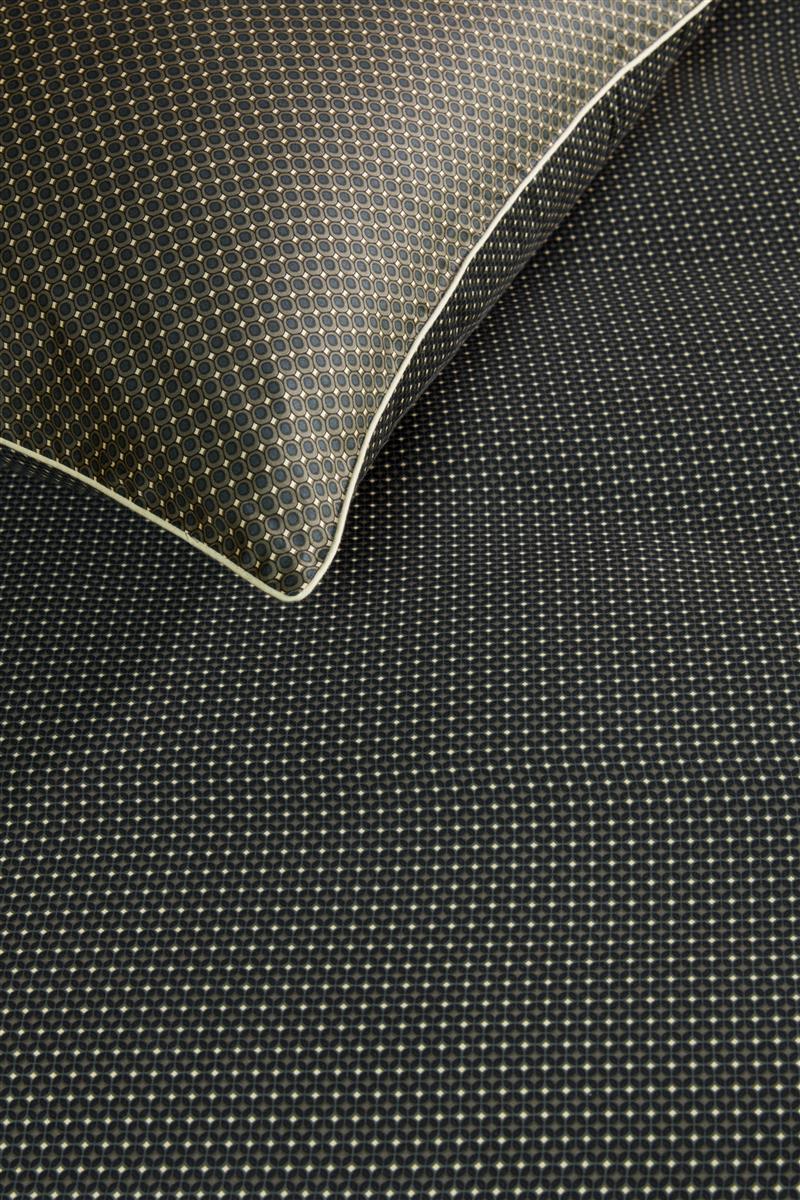 Detaildarstellung des Musters auf der beddinghouse Bettwaesche Modell Richmond Dunkelgruen.