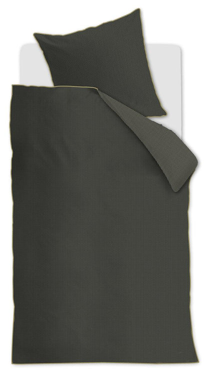 Ein Kopfkissen und einer Bettdecke bezogen mit kuscheliger Mako-Satin Bettwaesche aus 100 Prozent Baumwolle von beddinghouse in der Farbe Dunkelgruen. Modell Richmond Dunkelgruen.