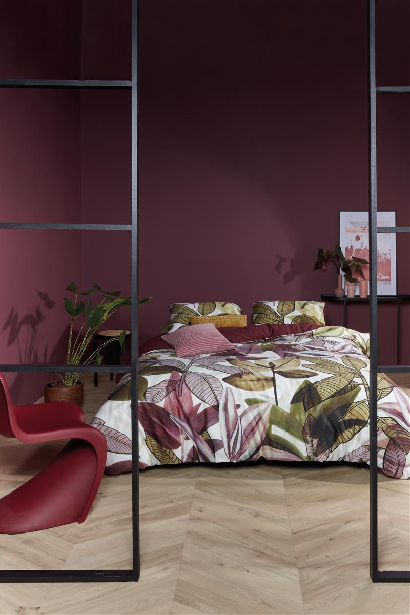 Mehrere Kopfkissen und eine Bettdecke bezogen mit kuscheliger Mako-Satin Bettwaesche von beddinghouse mit einem floralem Muster in der Farbe Gruen. Modell Zebrina Gruen.