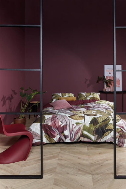 Mehrere Kopfkissen und eine Bettdecke bezogen mit kuscheliger Mako-Satin Bettwaesche von beddinghouse mit einem floralem Muster in der Farbe Gruen. Modell Zebrina Gruen.