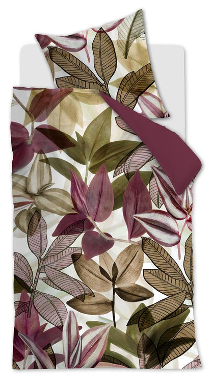 Ein Kopfkissen und einer Bettdecke bezogen mit kuscheliger Mako-Satin Bettwaesche aus 100 Prozent Baumwolle von beddinghouse einem floralem Muster in der Farbe Gruen. Modell Zebrina Gruen.