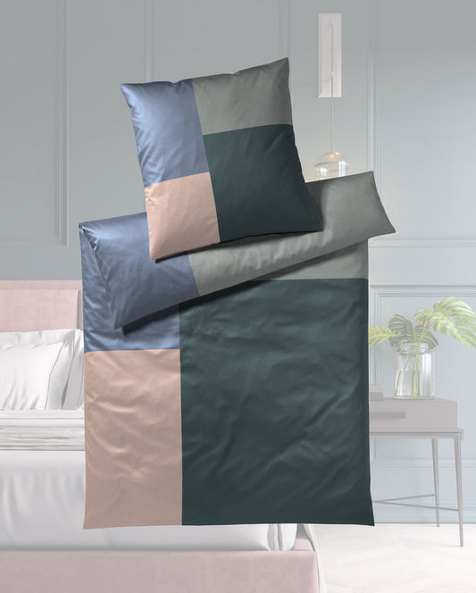 Ein Bettbezug-Set aus einem Kopfkissen und einer Bettdecke bezogen mit seidig-weicher Mako-Satin Bettwaesche aus 100 Prozent Baumwolle mit Karomuster in der Farbe Gruen. Modell Karo Moos.