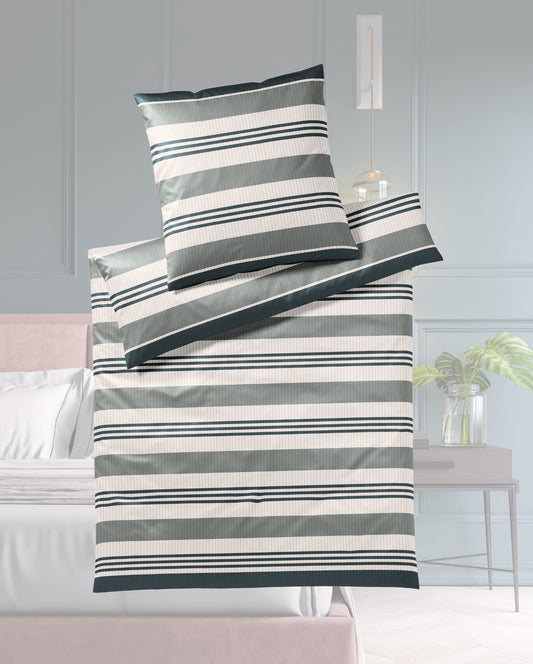 Ein Bettbezug-Set aus einem Kopfkissen und einer Bettdecke bezogen mit seidig-weicher Mako-Satin Bettwaesche aus 100 Prozent Baumwolle mit horizontalen Streifen in der Farbe Gruen. Modell Stripe Moos.