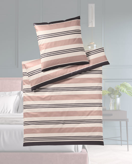 Ein Bettbezug-Set aus einem Kopfkissen und einer Bettdecke bezogen mit seidig-weicher Mako-Satin Bettwaesche aus 100 Prozent Baumwolle mit horizontalen Streifen in der Farbe Rosa. Modell Stripe Red.