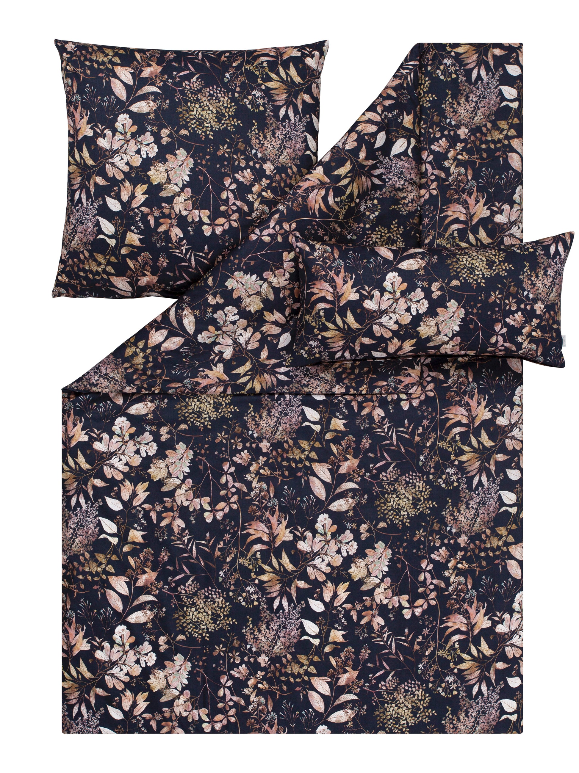 Ein Kopfkissen und eine Bettdecke bezogen mit Mako-Satin Bettwaesche mit einem Muster aus Blumen in der Farbe Blau. Modell Mirella Blau Kupfer.