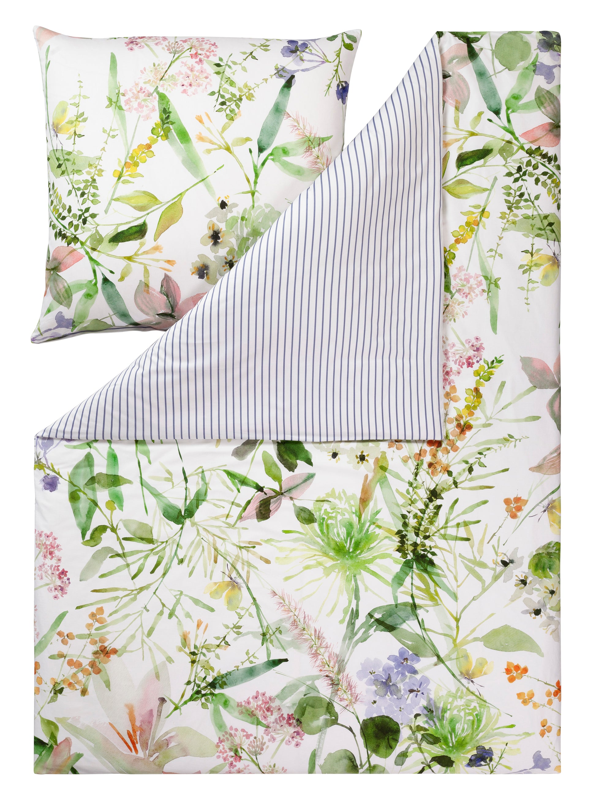 Ein Kopfkissen und eine Bettdecke bezogen mit Mako-Satin Bettwaesche mit einem Muster aus Blumen in der Farbe Weiss. Modell Summer.