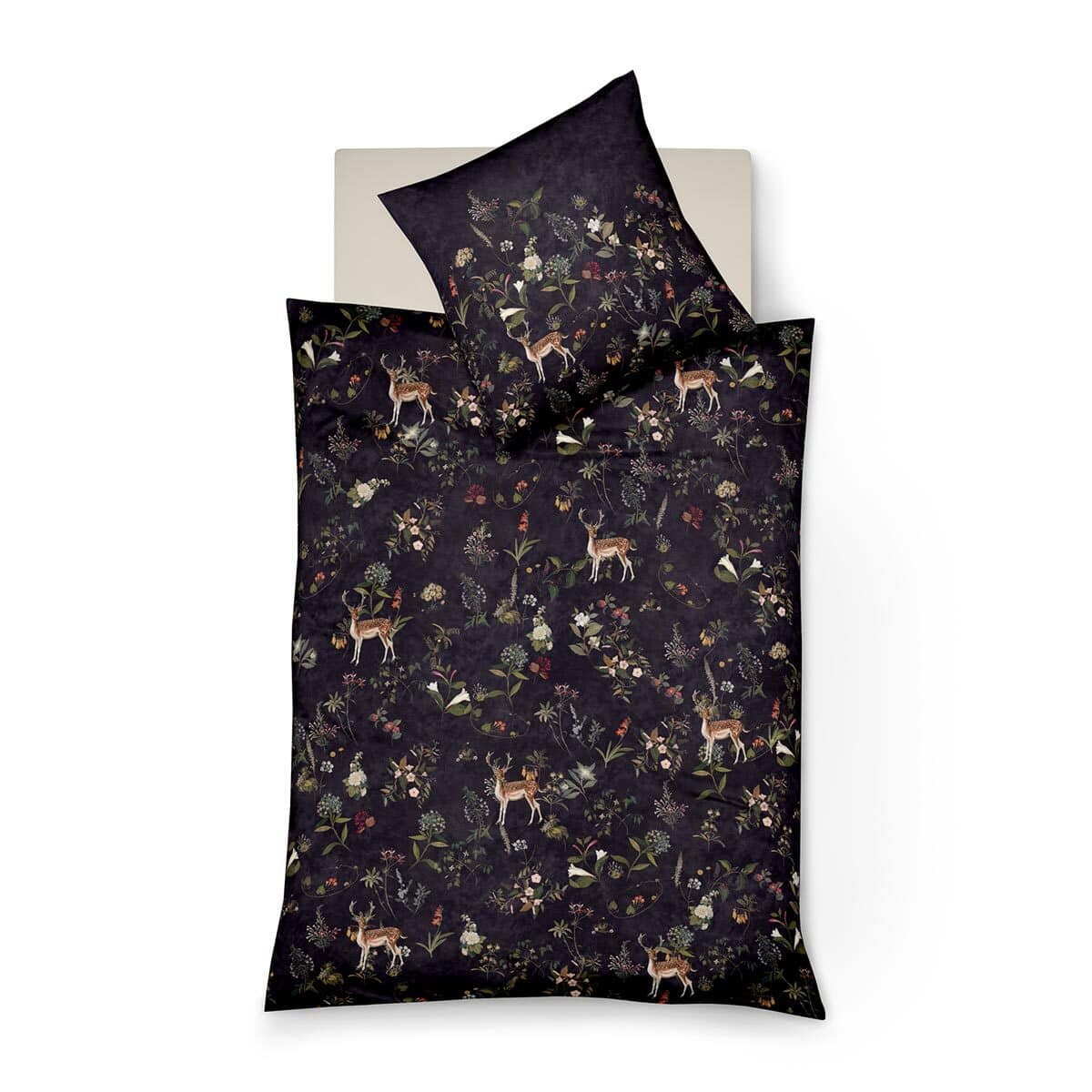Ein Kopfkissen und eine Bettdecke bezogen mit Mako-Satin Bettwaesche mit einem Muster aus Waldtieren und Pflanzen in der Farbe Lila. Modell Forest.