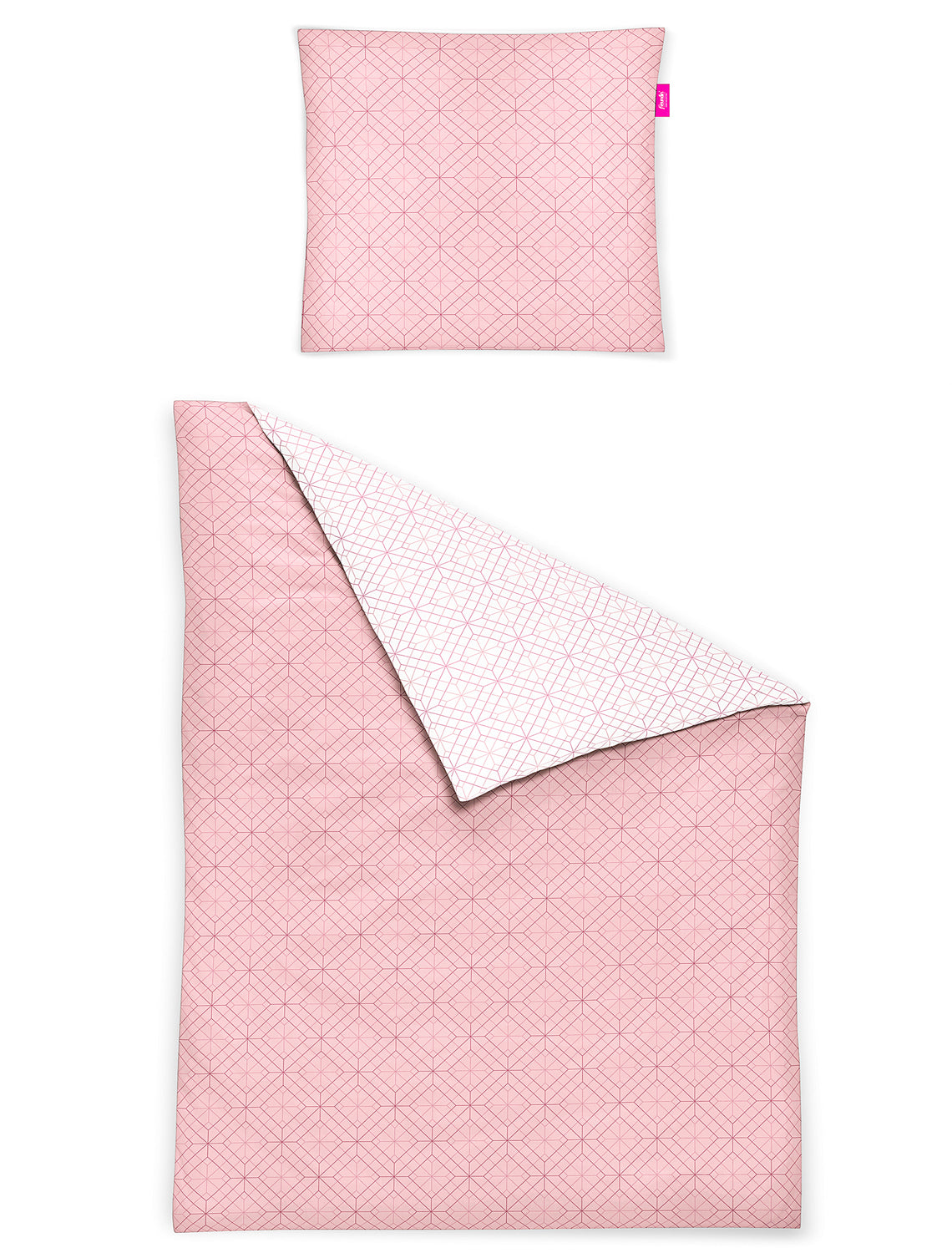 Ein Kopfkissen und eine Bettdecke bezogen mit Mako-Satin Bettwaesche mit einem Muster aus geografischen Formen in der Farbe Rosa. Modell Freundin Home Collection Corado.
