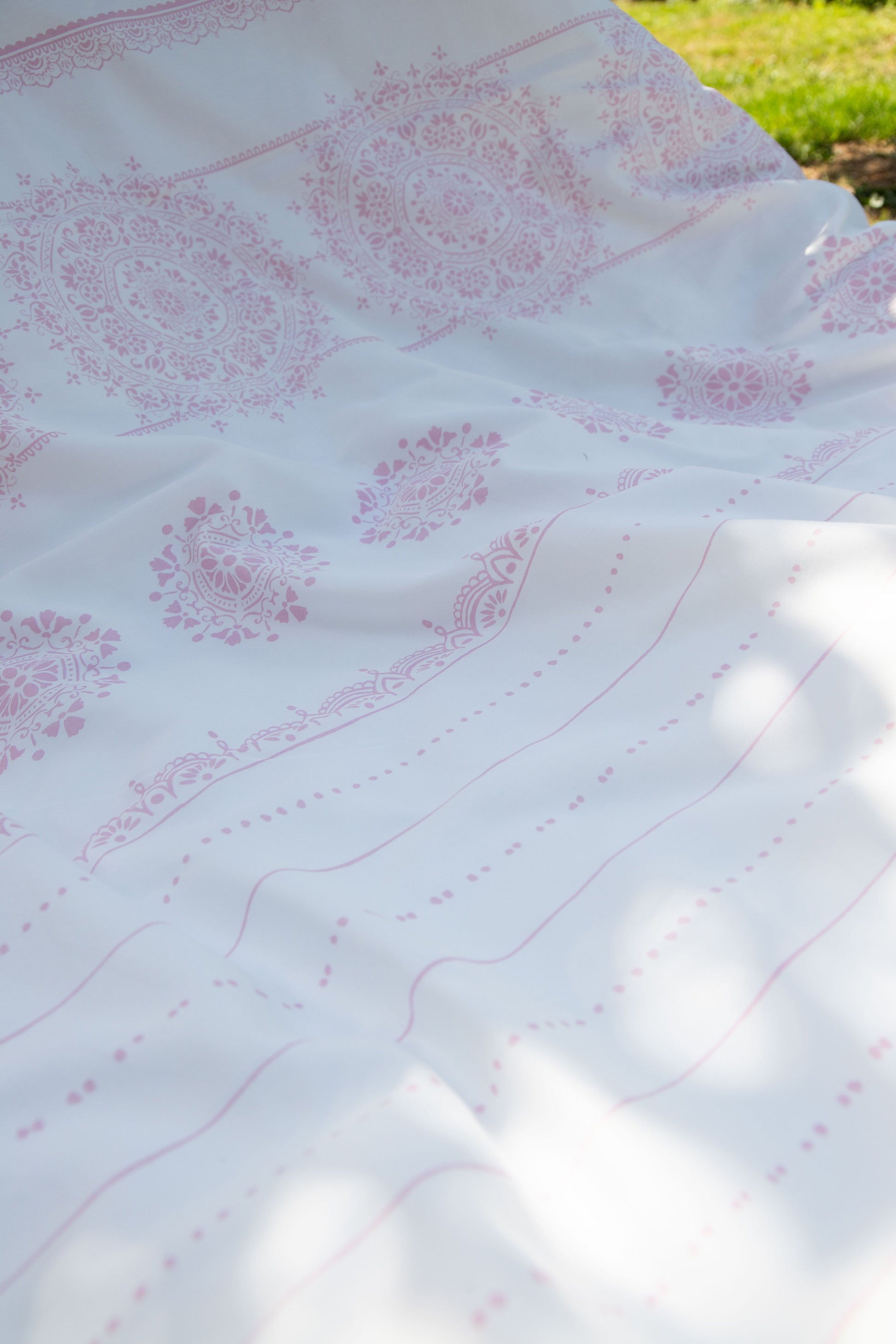 Detaildarstellung der geografischen Formen der Mako-Satin Bettwaesche Modell Freundin Home Collection Rosa.