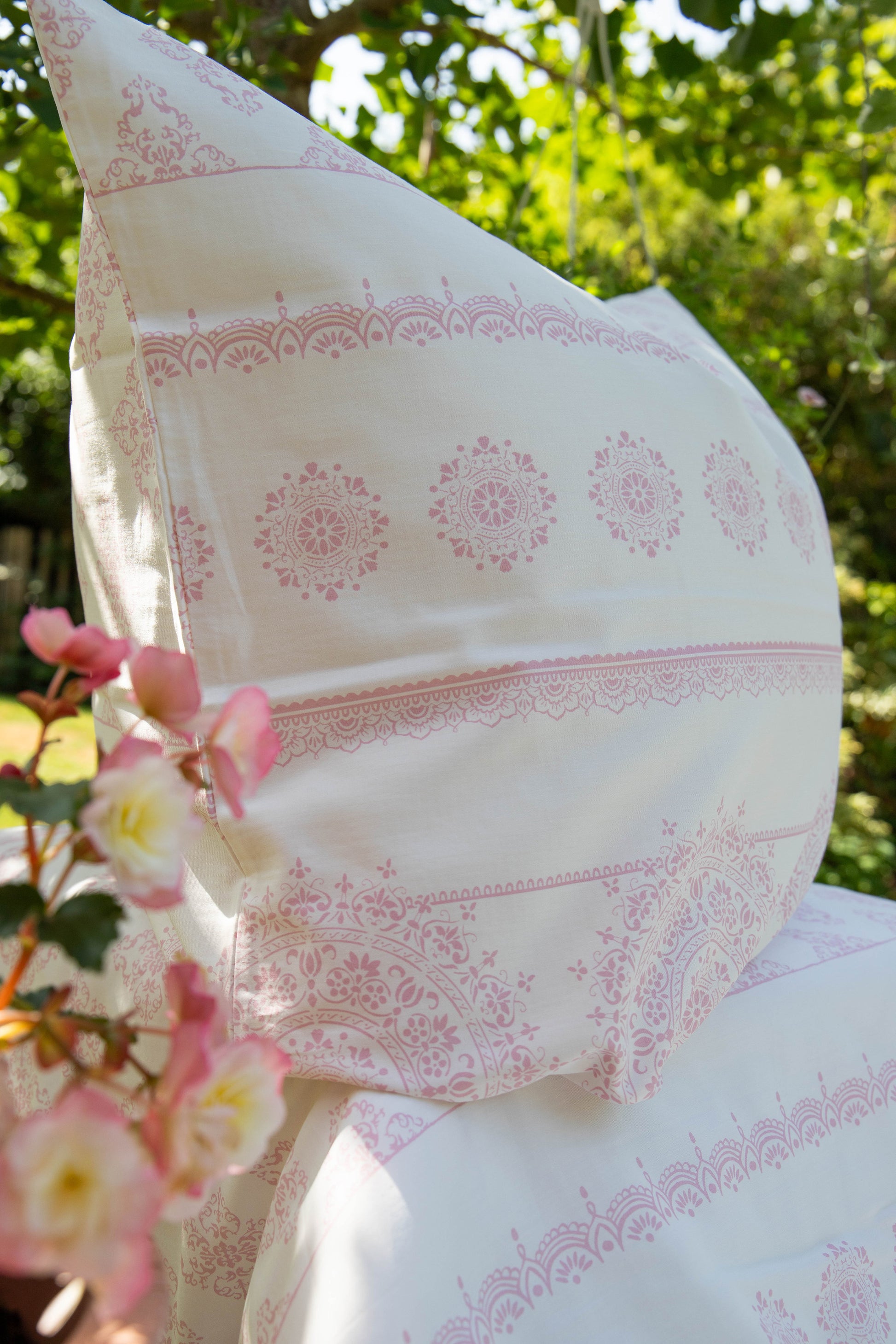 Detaildarstellung der geografischen Formen auf Kopfkissen und Bettdecke der Mako-Satin Bettwaesche Modell Freundin Home Collection Rosa.