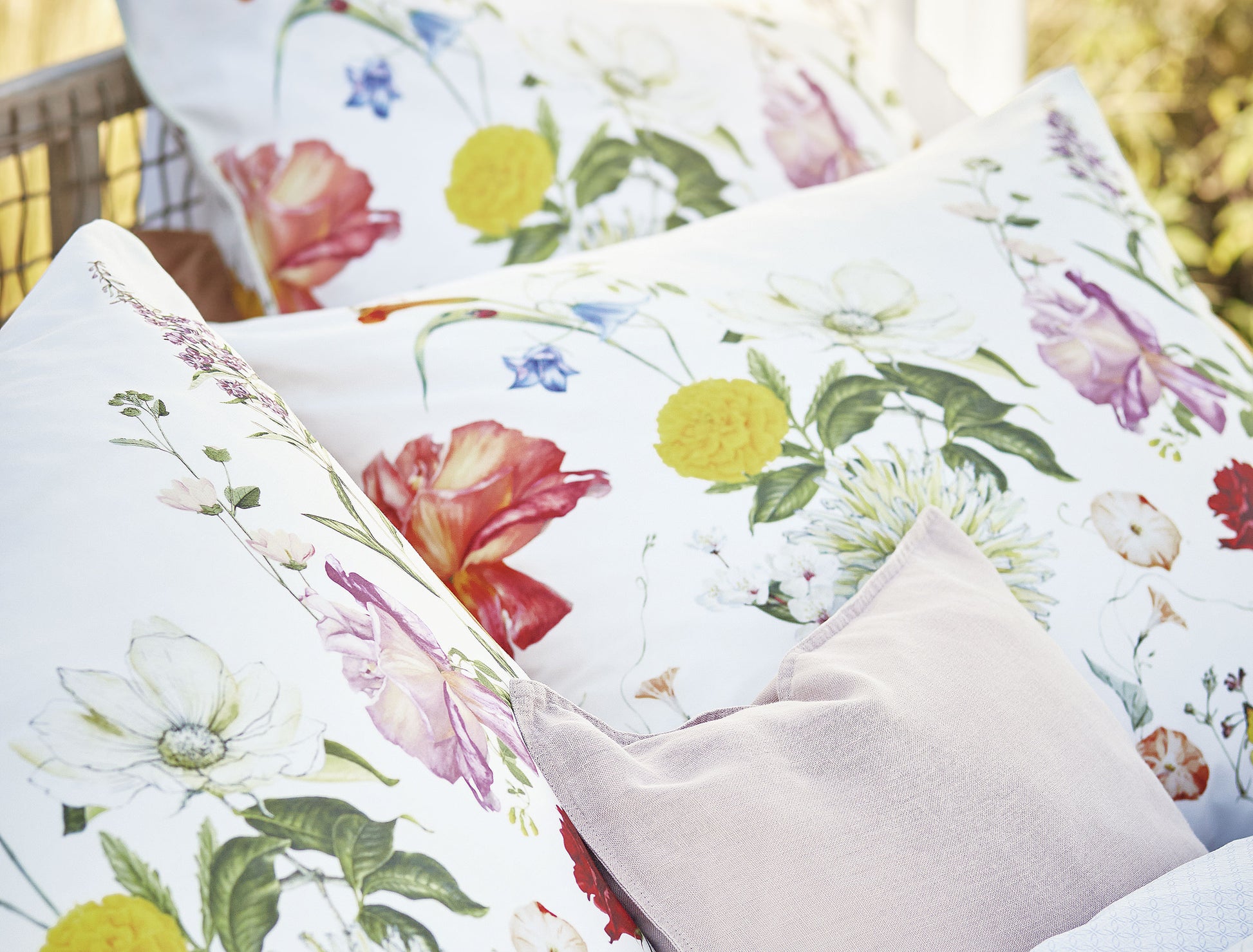 Detaildarstellung der Blumen auf Kopfkissen und Bettdecke der Mako-Satin Bettwaesche Modell Sky.