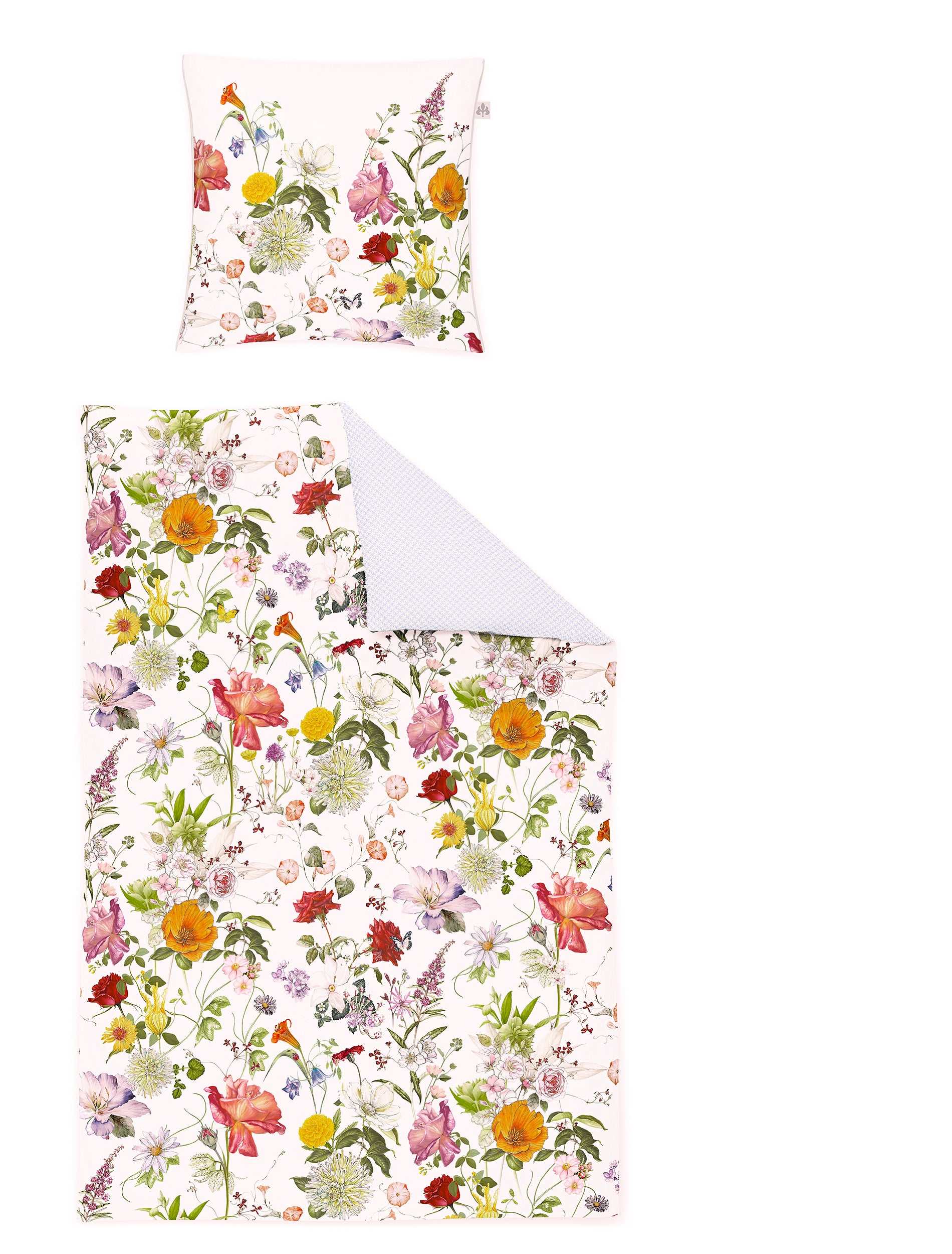 Ein Kopfkissen und eine Bettdecke bezogen mit Mako-Satin Bettwaesche mit einem Muster aus Blumen in der Farbe Weiss. Modell Sky.
