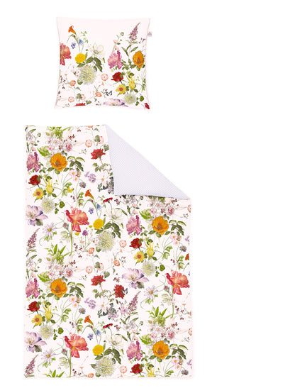 Ein Kopfkissen und eine Bettdecke bezogen mit Mako-Satin Bettwaesche mit einem Muster aus Blumen in der Farbe Weiss. Modell Sky.