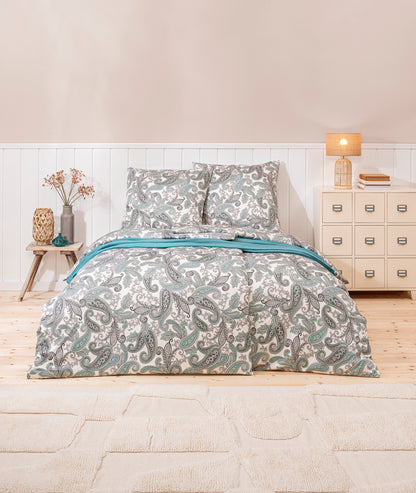 Ein Bettbezug-Set aus mehreren Kopfkissen und einer Bettdecke bezogen mit Mako-Interlock-Jersey Bettwaesche aus 100 Prozent Baumwolle mit Muster aus Blueten in der Farbe Mint. Modell Amadeus Mint.