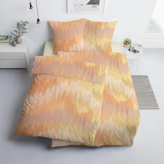 Ein Bettbezug-Set aus mehreren Kopfkissen und einer Bettdecke bezogen mit Mako-Interlock-Jersey Bettwaesche aus 100 Prozent Baumwolle mit Muster aus horizontalen Streifen in der Farbe Orange. Modell Capri.