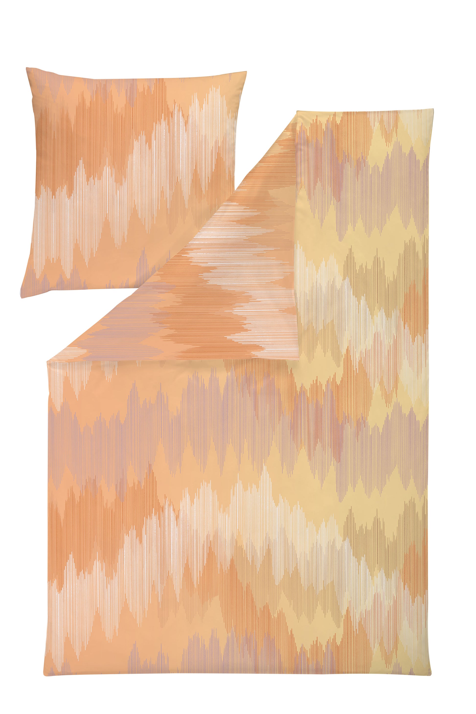 Ein Kopfkissen und eine Bettdecke bezogen mit Mako-Interlock-Jersey Bettwaesche mit einem Muster aus horizontalen Streifen in der Farbe Orange. Modell Capri.