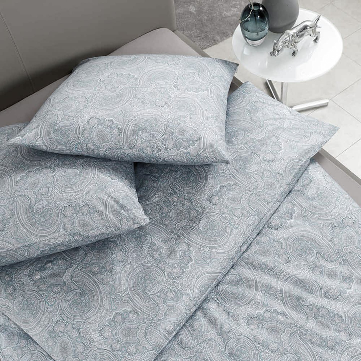 Detaildarstellung auf Kopfkissen und Bettdecke der Ornamente der Mako-Interlock-Jersey Bettwaesche Modell Lipari.
