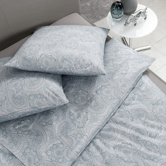 Detaildarstellung auf Kopfkissen und Bettdecke der Ornamente der Mako-Interlock-Jersey Bettwaesche Modell Lipari.