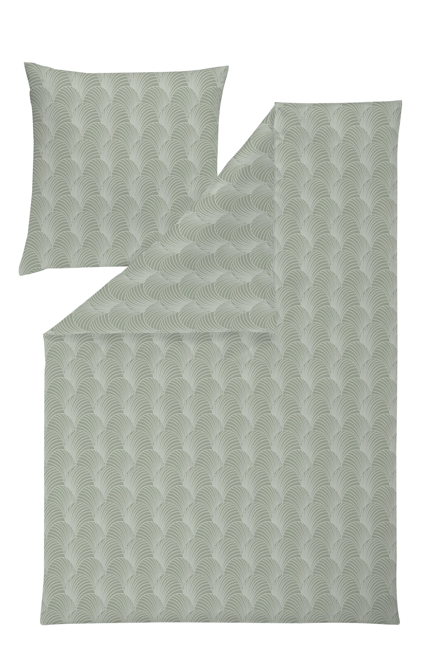 Ein Kopfkissen und eine Bettdecke bezogen mit Mako-Interlock-Jersey Bettwaesche mit einem Muster aus Muschel-Linien in der Farbe Gruen. Modell Pianosa.