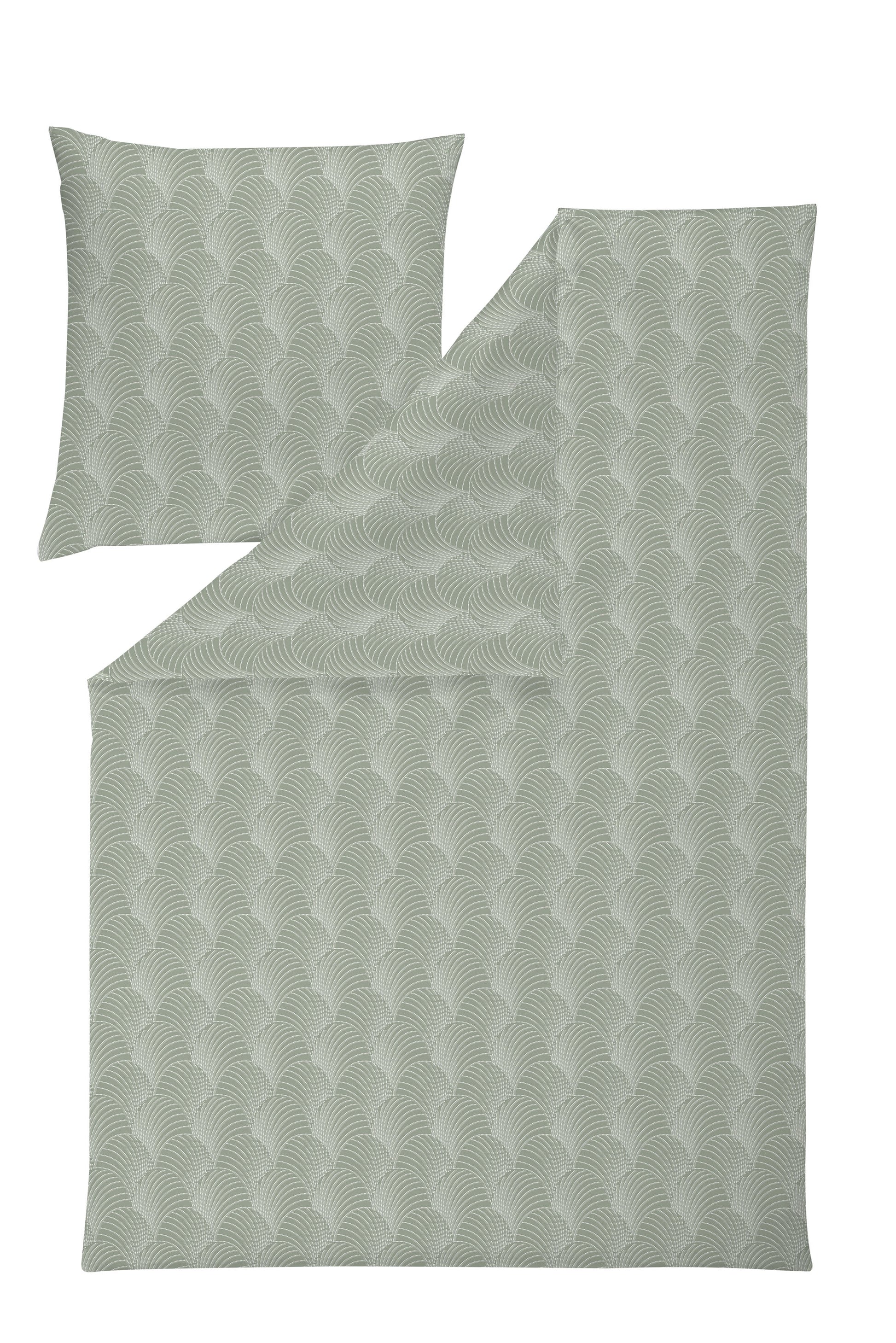 Ein Kopfkissen und eine Bettdecke bezogen mit Mako-Interlock-Jersey Bettwaesche mit einem Muster aus Muschel-Linien in der Farbe Gruen. Modell Pianosa.