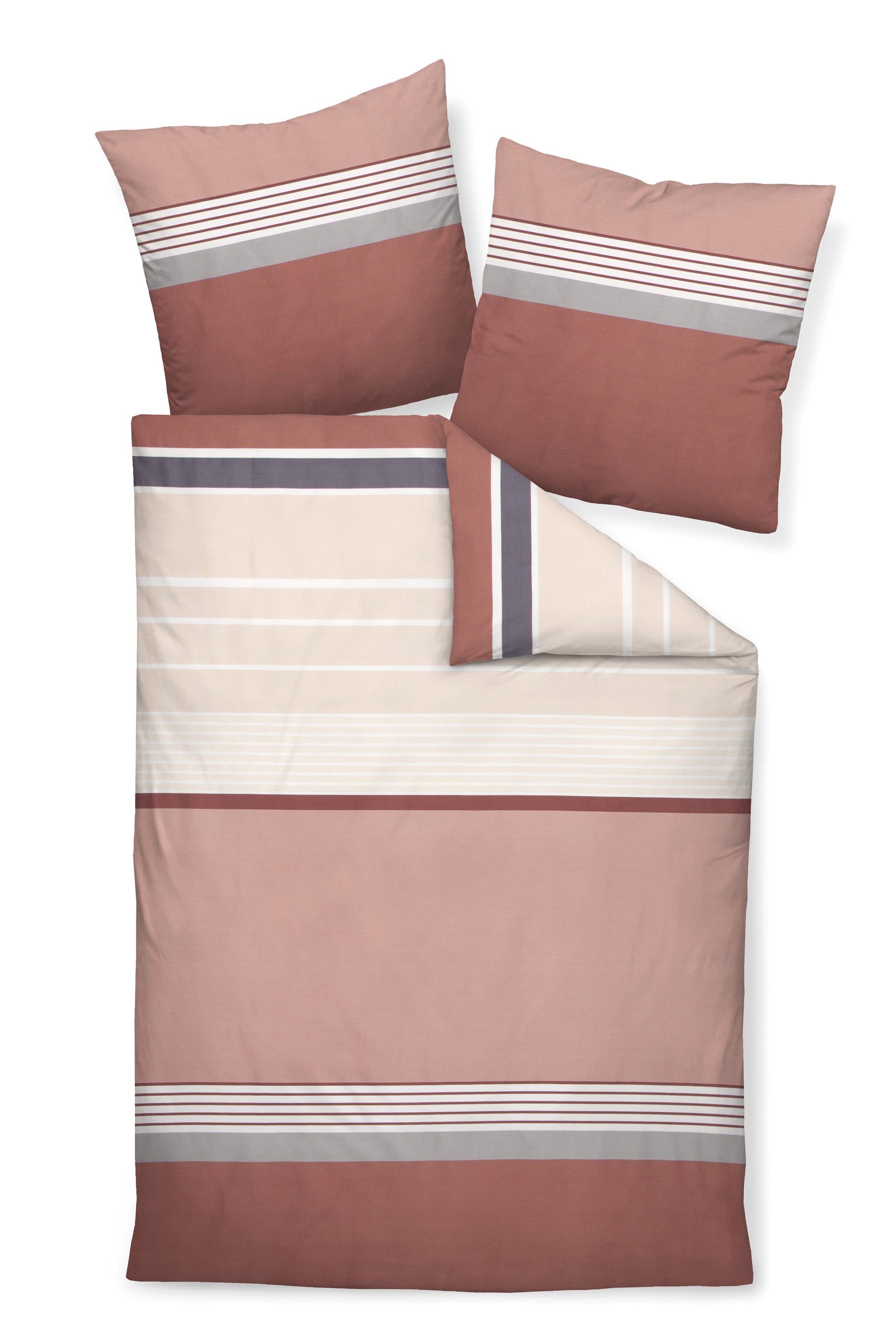 Zwei Kopfkissen und eine Bettdecke bezogen mit Mako-Satin Bettwaesche mit einem Muster aus horizontalen Streifen in der Farbe Bordeaux. Modell Burgund Rosé.