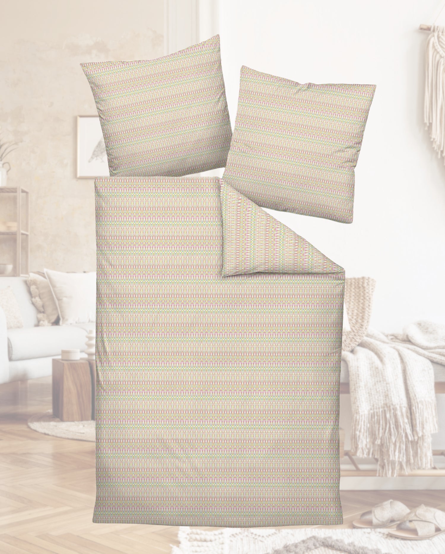 Auf einem Bett liegen mehrere Kopfkissen und eine Bettdecke bezogen mit Mako-Satin Bettwaesche aus 100 Prozent Baumwolle mit Muster aus grafischen Formen in der Farbe Beige. Modell Milano Boho Beige.