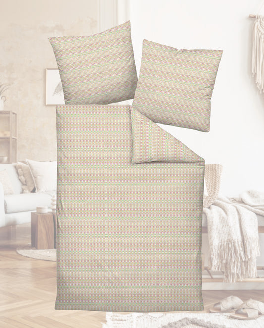 Auf einem Bett liegen mehrere Kopfkissen und eine Bettdecke bezogen mit Mako-Satin Bettwaesche aus 100 Prozent Baumwolle mit Muster aus grafischen Formen in der Farbe Beige. Modell Milano Boho Beige.