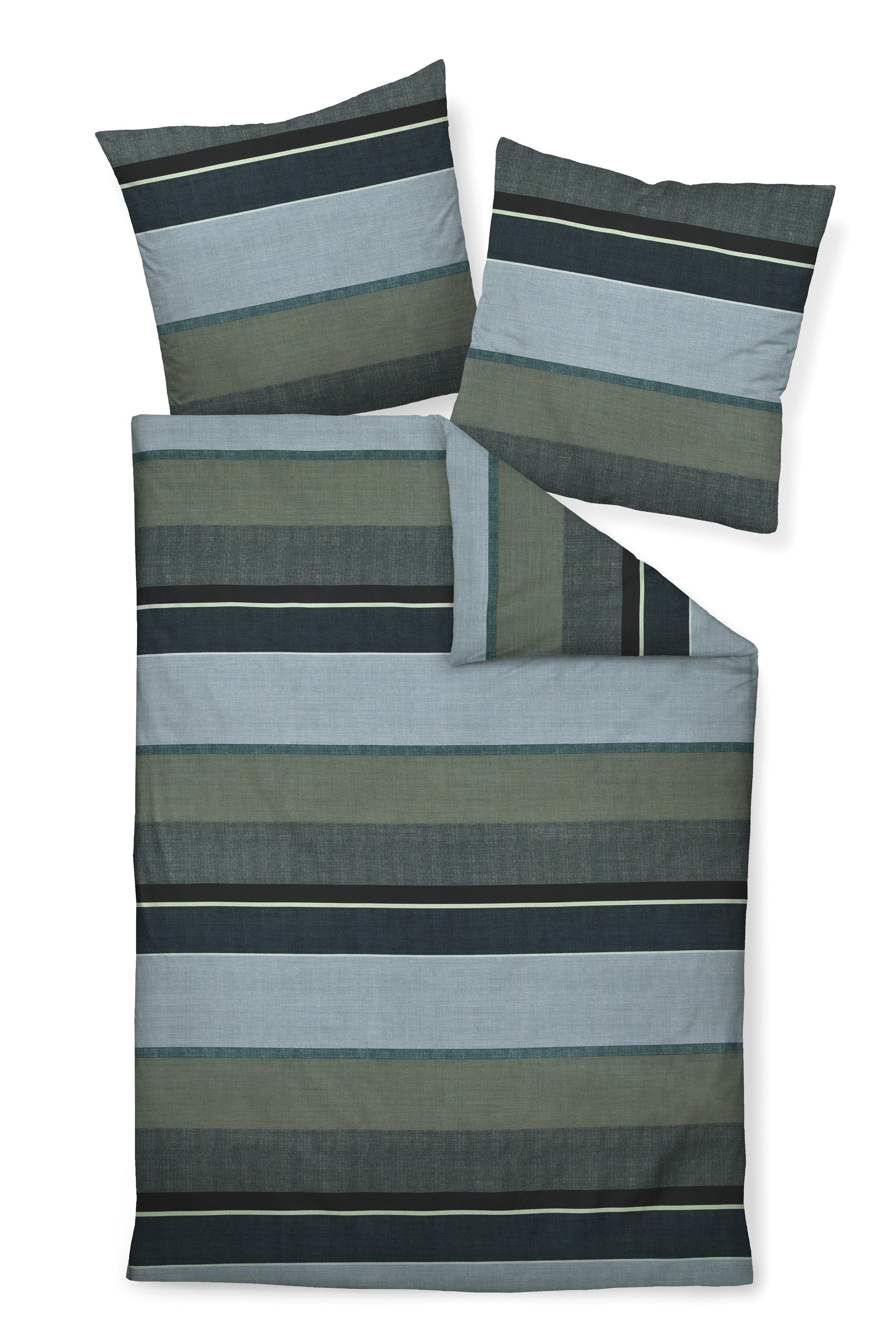 Zwei Kopfkissen und eine Bettdecke bezogen mit Mako-Satin Bettwaesche mit einem Muster aus horizontalen Streifen in der Farbe Blau. Modell Moments Blue.