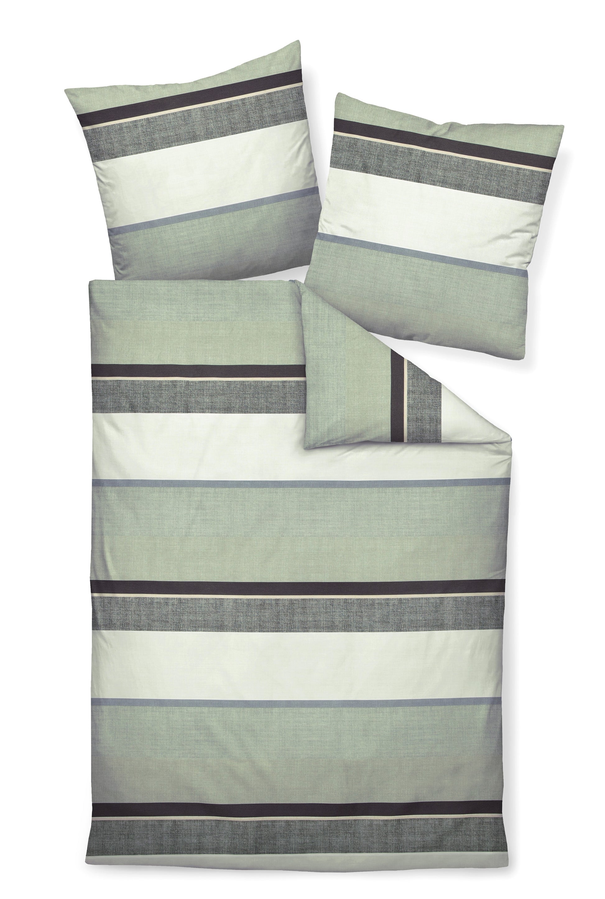 Zwei Kopfkissen und eine Bettdecke bezogen mit Mako-Satin Bettwaesche mit einem Muster aus horizontalen Streifen in der Farbe Gruen. Modell Moments Mondnebel Jadehauch.