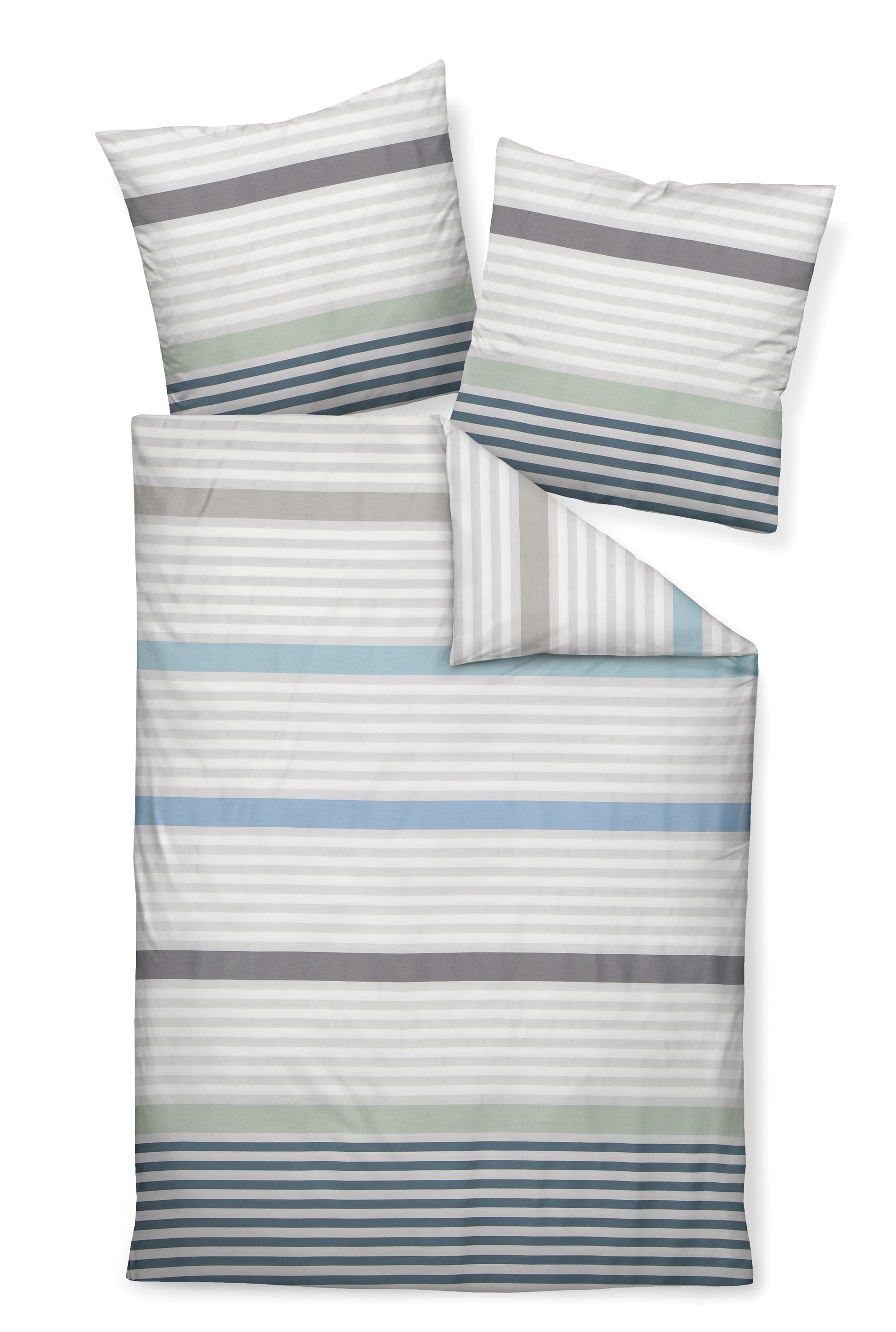 Zwei Kopfkissen und eine Bettdecke bezogen mit Mako-Satin Bettwaesche mit einem Muster aus horizontalen Streifen in der Farbe Mehrfarbig. Modell Perlblau Jade.