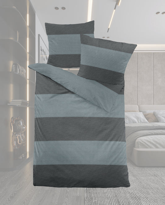 Ein Bettbezug-Set aus einem Kopfkissen und einer Bettdecke bezogen mit Melange-Flanell Bettwaesche aus 100 Prozent Baumwolle mit Muster aus horizontalen Streifen in der Farbe Grau. Modell Heather Blue Granite.