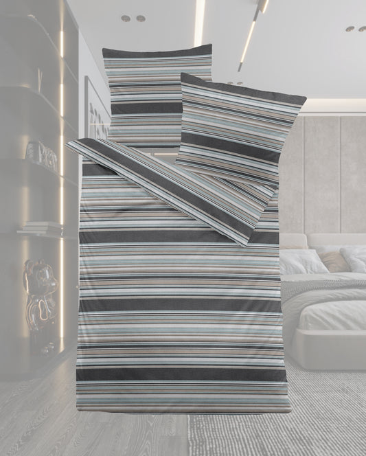 Ein Bettbezug-Set aus einem Kopfkissen und einer Bettdecke bezogen mit Melange-Flanell Bettwaesche aus 100 Prozent Baumwolle mit Muster aus schmalen horizontalen Streifen in der Farbe Grau. Modell Heather Blue Granite.