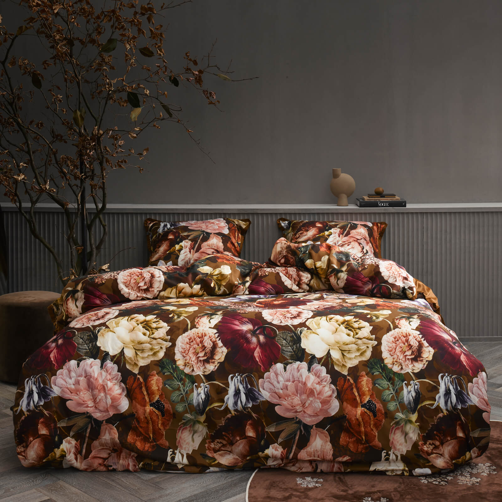 Ein Bettbezug-Set aus einem Kopfkissen und einer Bettdecke bezogen mit Perkal Bettwaesche aus 100 Prozent Baumwolle mit Muster aus Blumen in der Farbe Braun. Modell Claire Cinnamon.