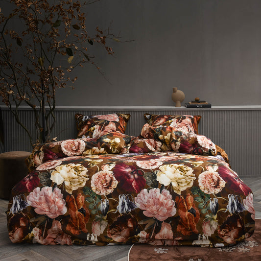 Ein Bettbezug-Set aus einem Kopfkissen und einer Bettdecke bezogen mit Perkal Bettwaesche aus 100 Prozent Baumwolle mit Muster aus Blumen in der Farbe Braun. Modell Claire Cinnamon.